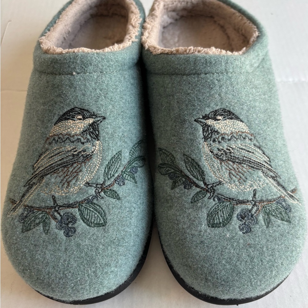 Green Bird Embroidered L.L. Bean Slippers Size 11 medium